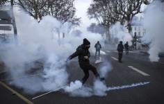 Во Франции состоялась 11-я акция "желтых жилетов". Не обошлось без столкновений с полицией